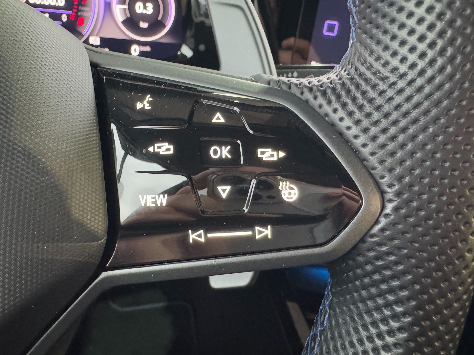 Volkswagen Golf VIII R 2.0 TSI DSG - Samsaru's Car Outlet