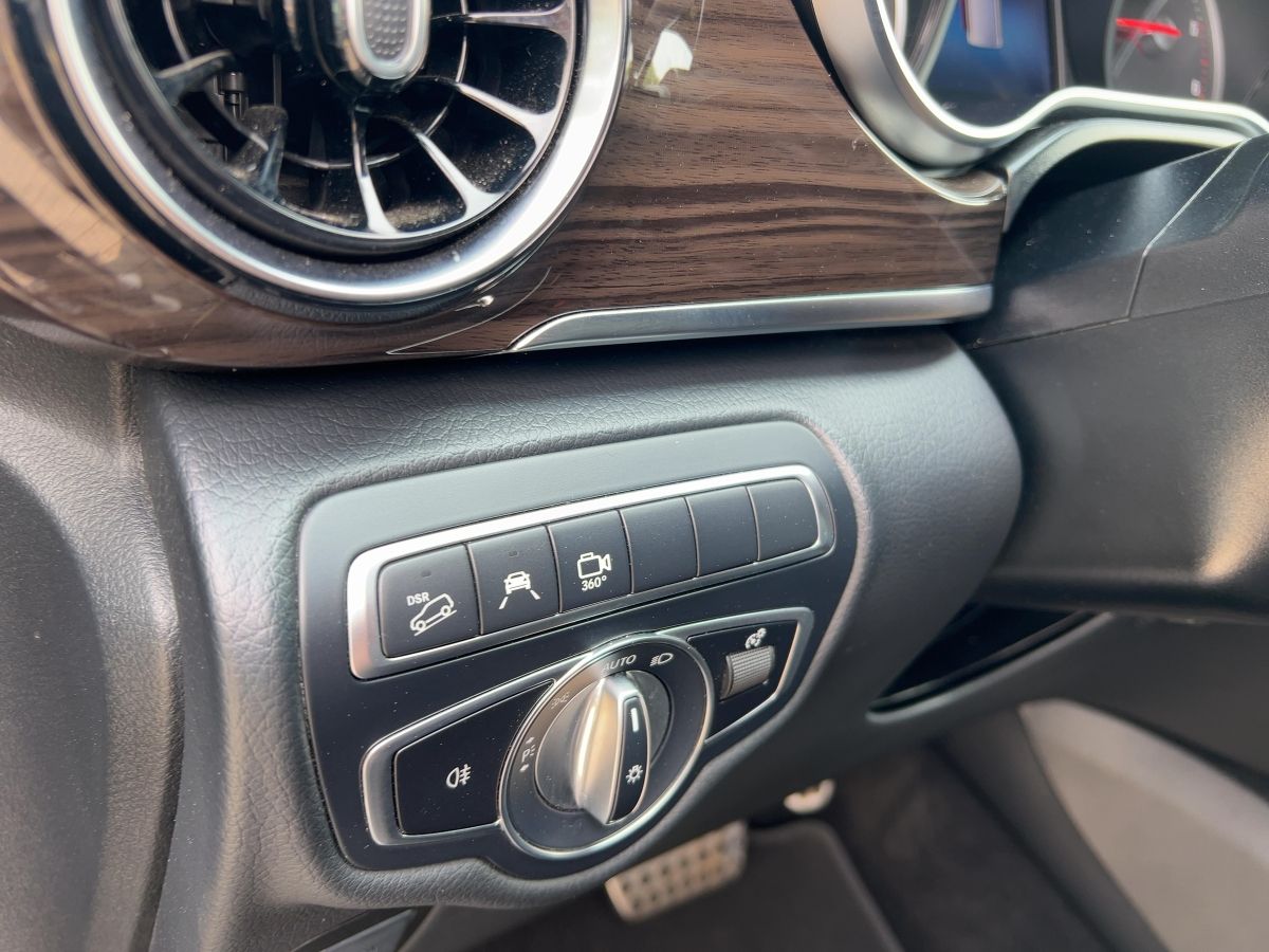 Mercedes-Benz V 300d 4M AMG Design Avantgarde - Samsaru's Car Outlet