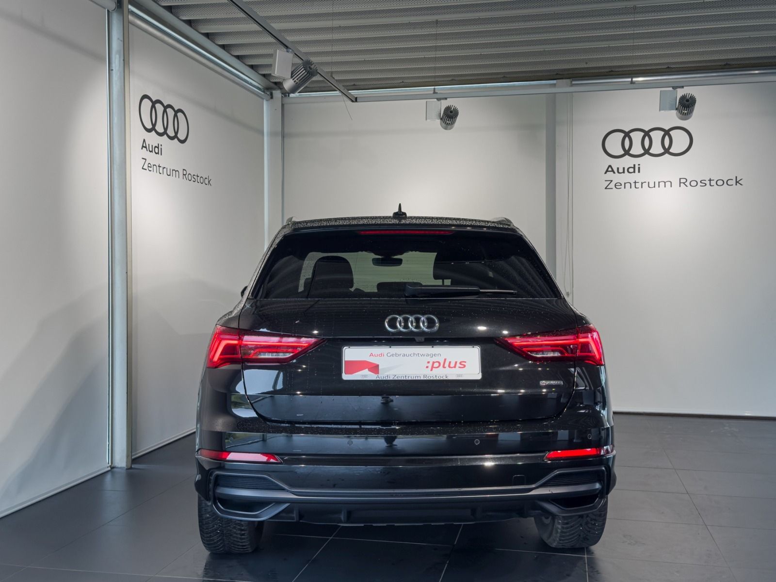 Audi Q3 40 TFSI QUATTRO S-Line - Samsaru's Car Outlet