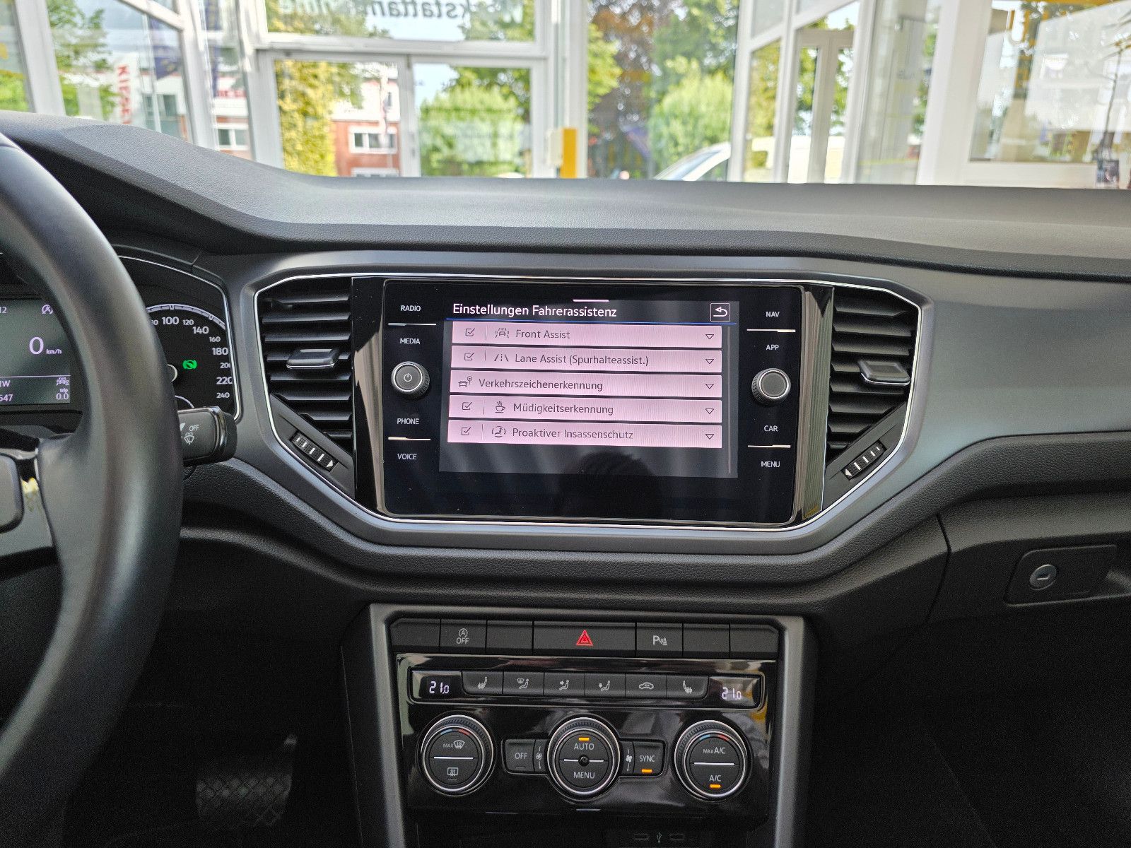Volkswagen T-Roc Style - Samsaru's Car Outlet