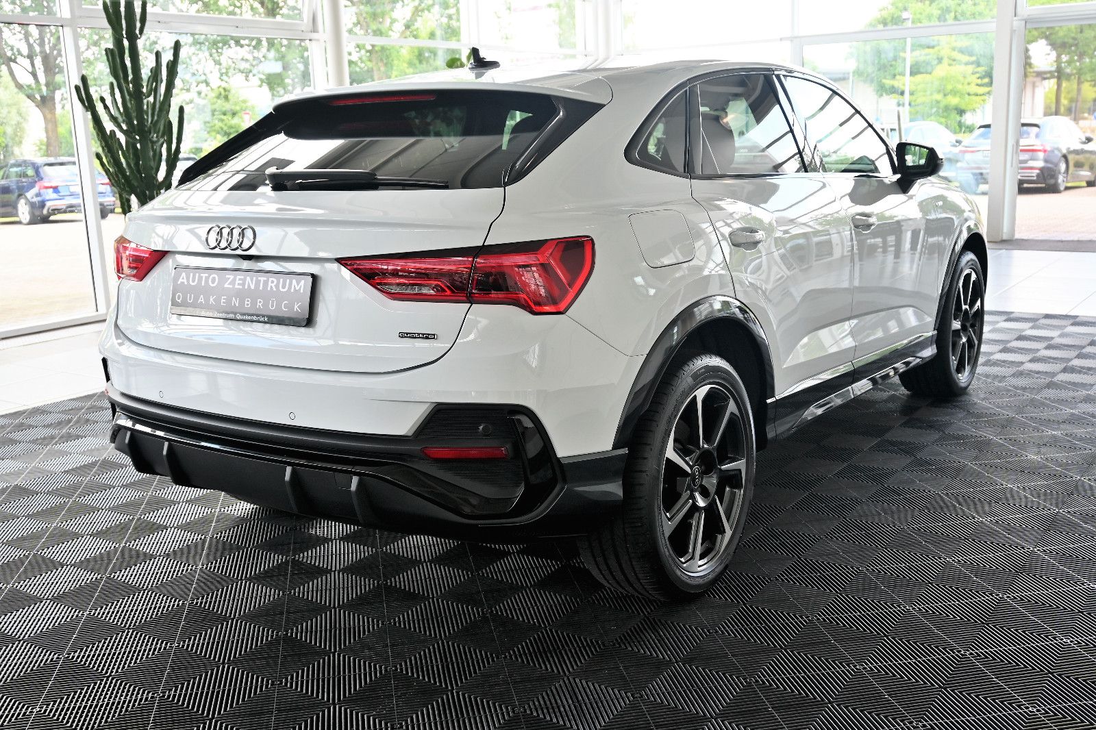 Audi Q3 SB 40 TFSI qu S-Line - Samsaru's Car Outlet