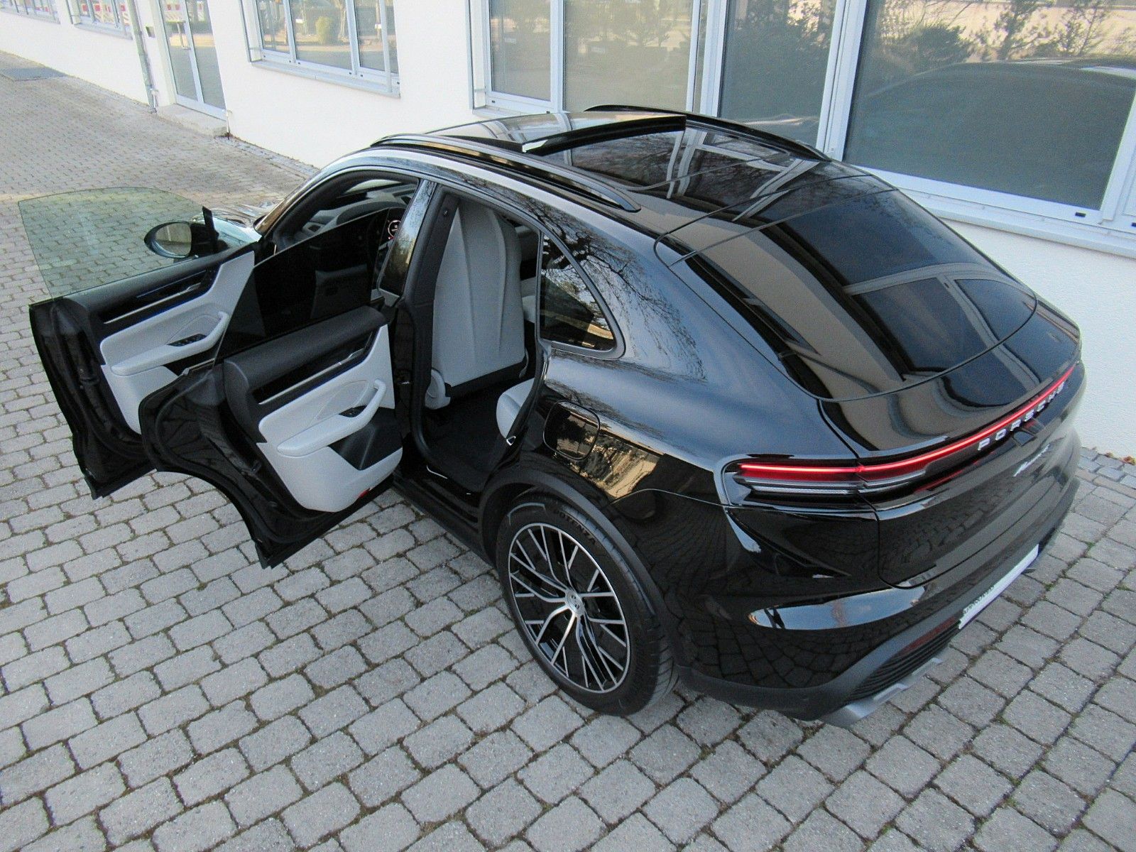 Porsche MACAN 4e - Samsaru's Car Outlet