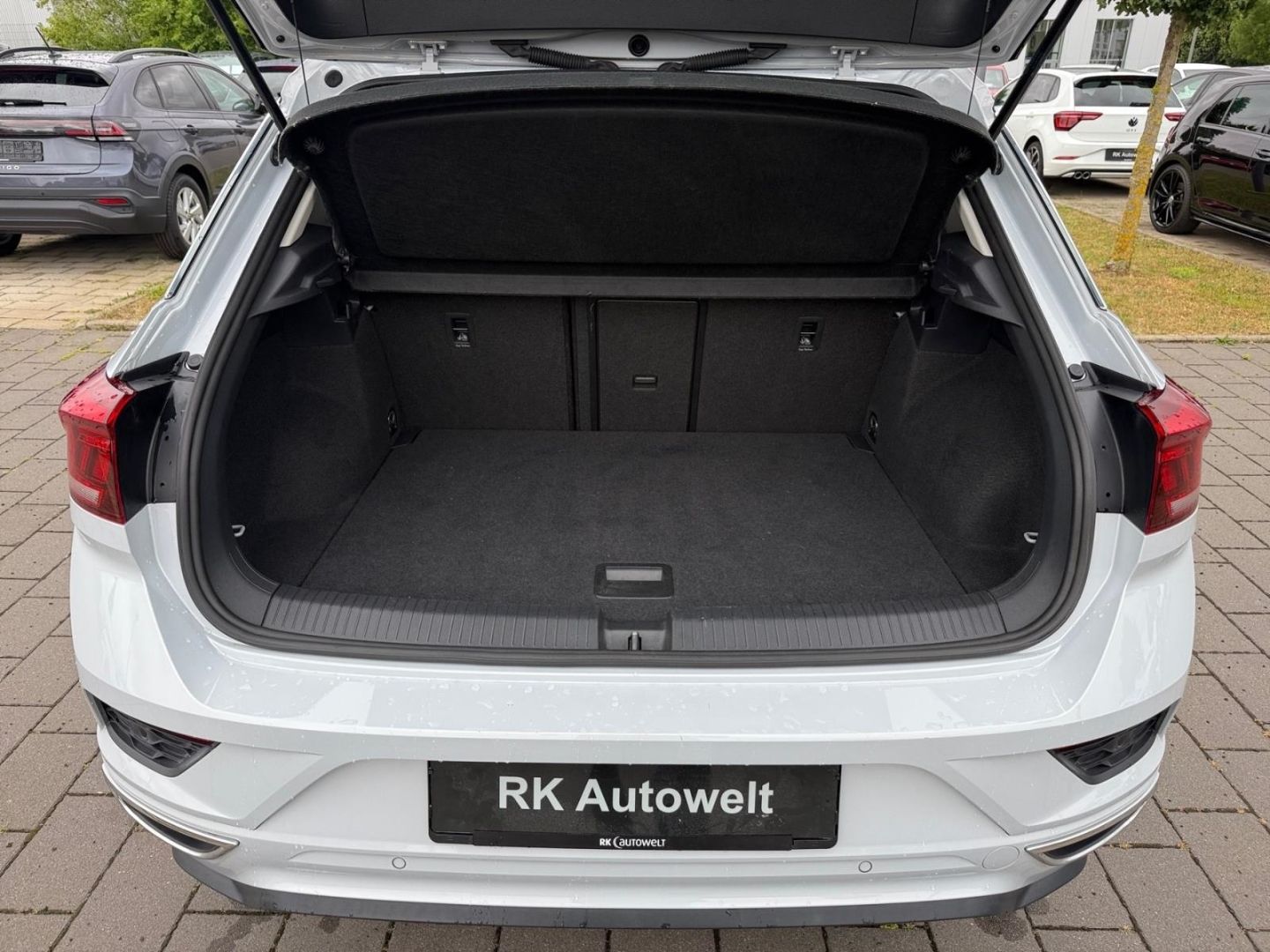 Volkswagen T-Roc IQ.DRIVE 1.5 TSI DSG - Samsaru's Car Outlet