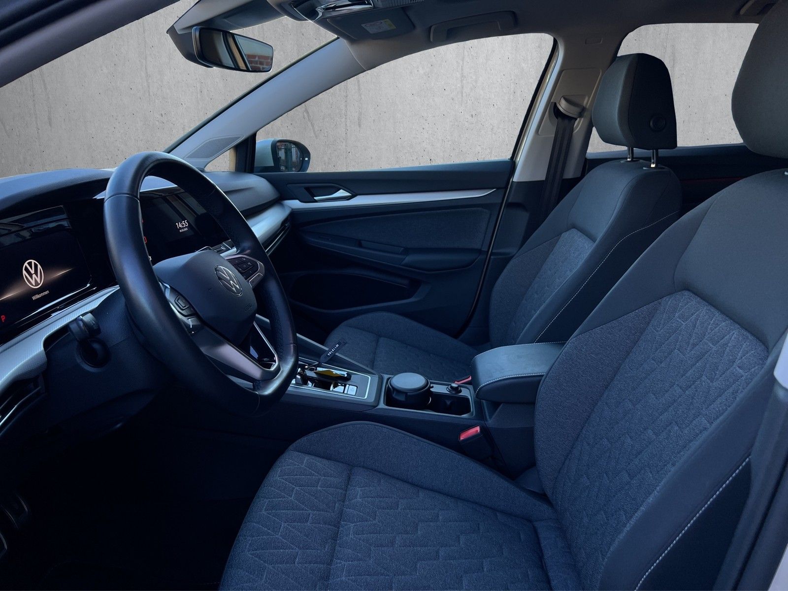 Volkswagen Golf VIII 1.5 eTSI Move DSG - Samsaru's Car Outlet