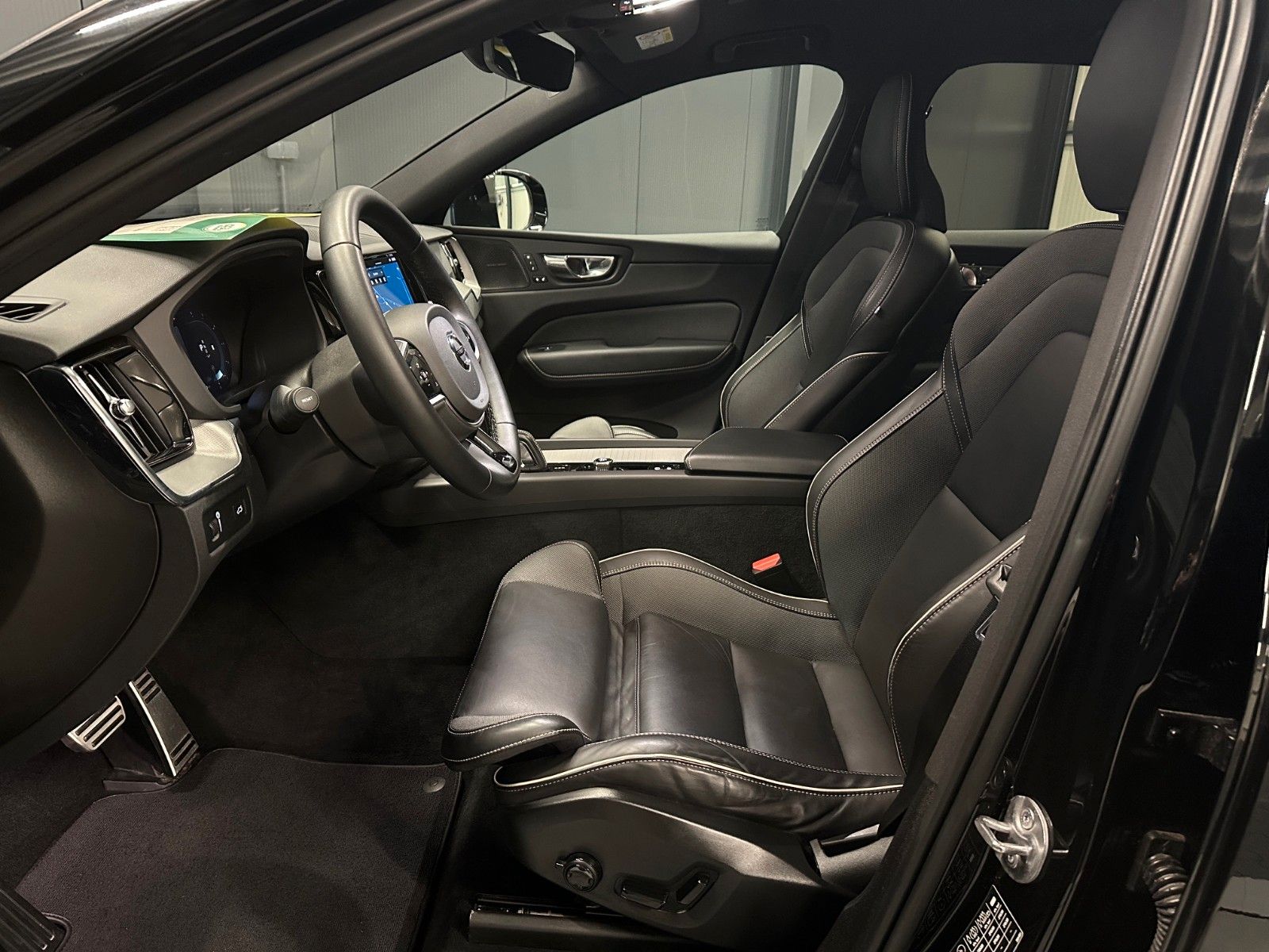 Volvo XC60 R-Design AWD *19Zoll*AHK*360°*Harman/Kardon