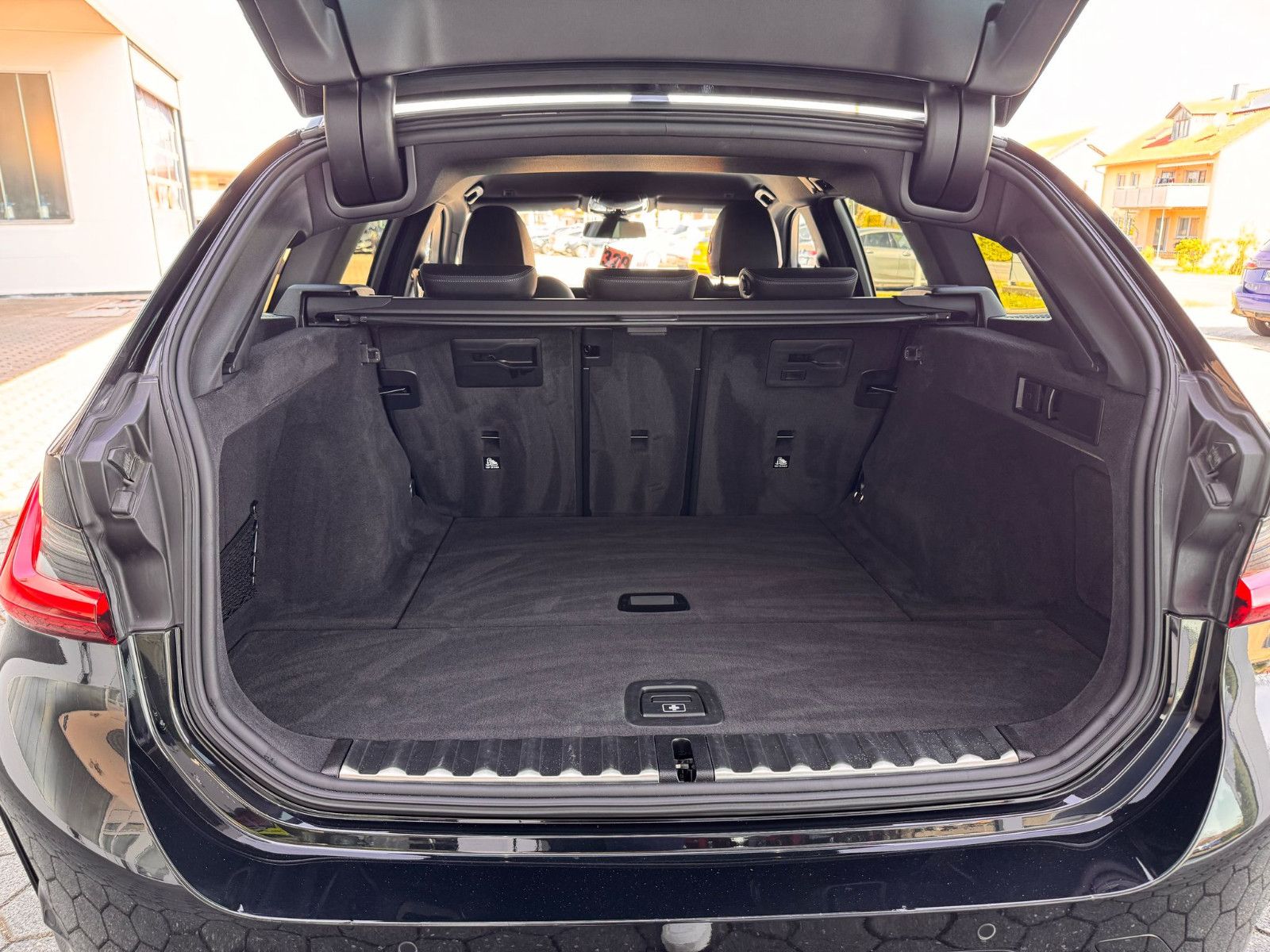 BMW 320 i Touring M-Sport - Samsaru's Car Outlet