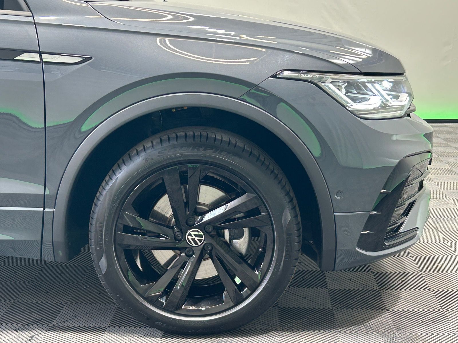 Volkswagen Tiguan R-Line 2.0 TSI DSG 4M - Samsaru's Car Outlet