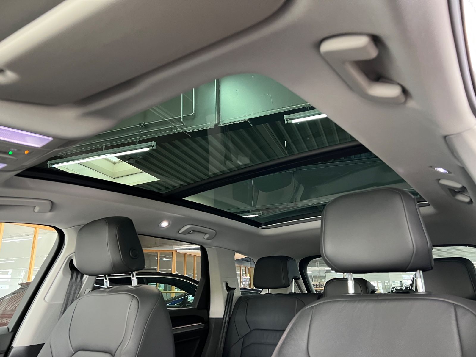 Volkswagen Touareg 3.0 TSI Elegance 4Motion eHybrid - Samsaru's Car Outlet