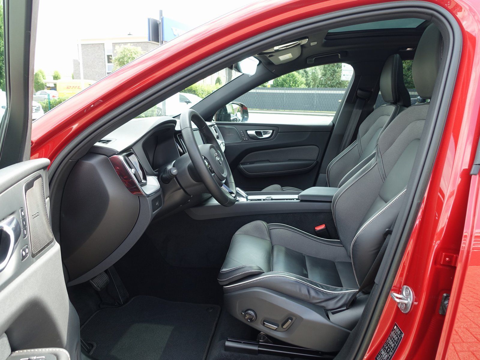 Volvo XC60 B5 Ultimate Dark AWD - Samsaru's Car Outlet