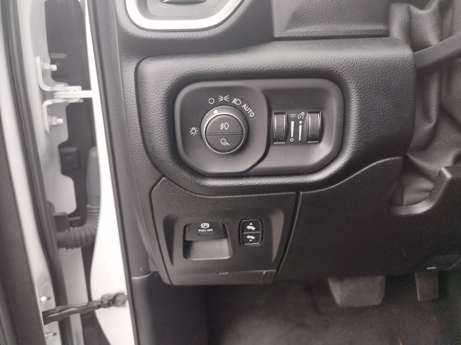 Dodge RAM 1500 Laramie Crew Cab 4x4  Kamera Leder LED