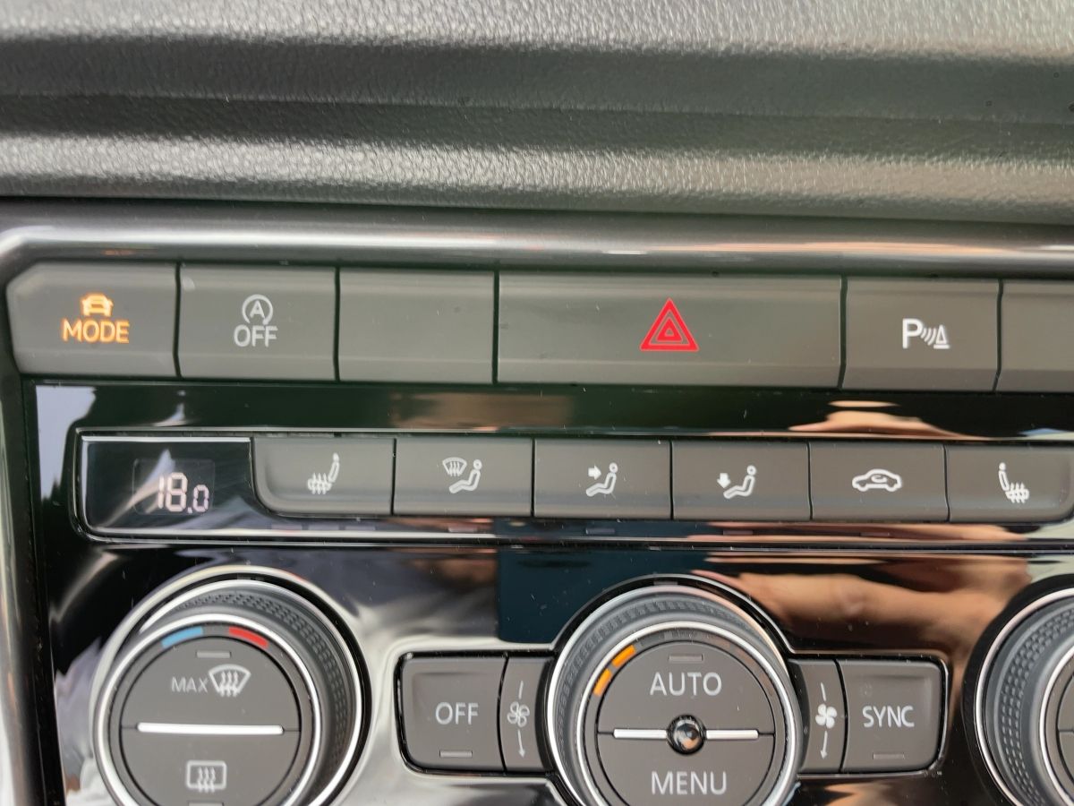 Volkswagen T-Roc 1.5 TSI Sport - Samsaru's Car Outlet