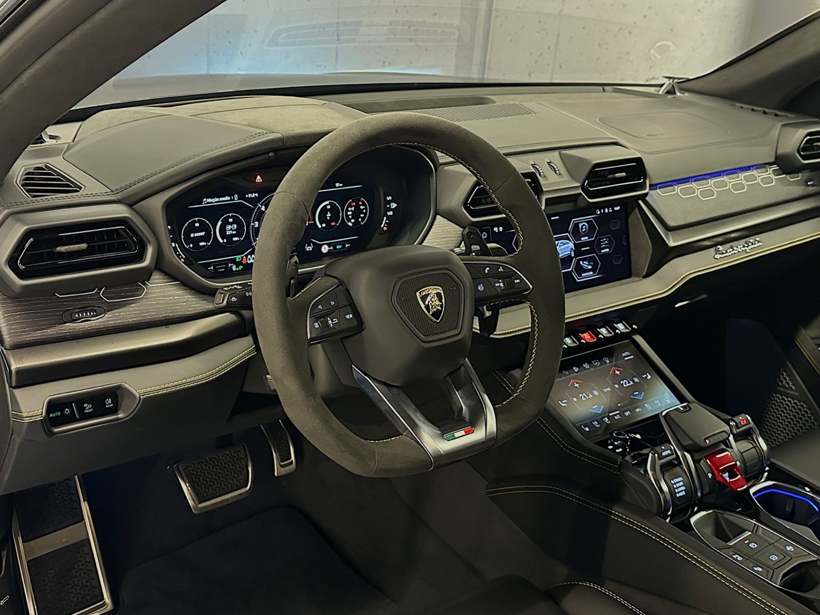 Lamborghini Urus 4.0 V8 PHEV SE - Samsaru's Car Outlet