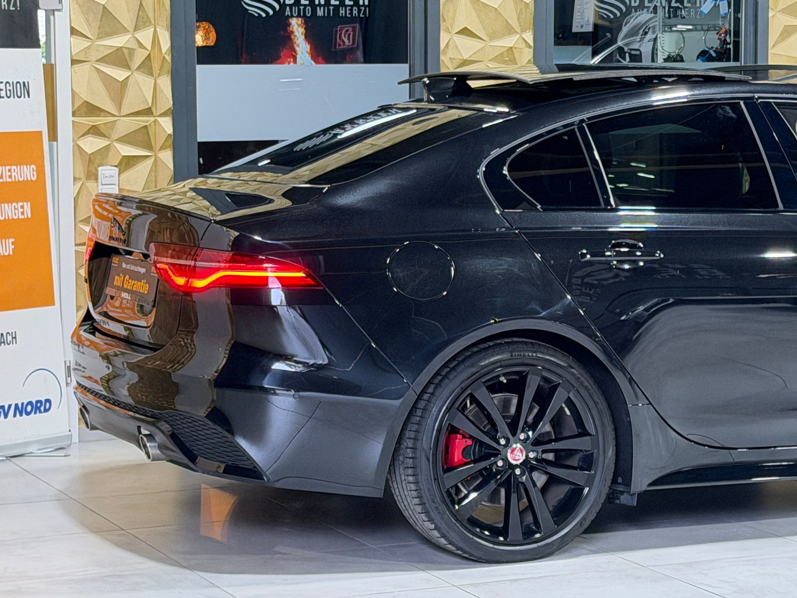 Jaguar XE R-Dynamic Black/PANO/360''KAM/MERIDIAN/LED