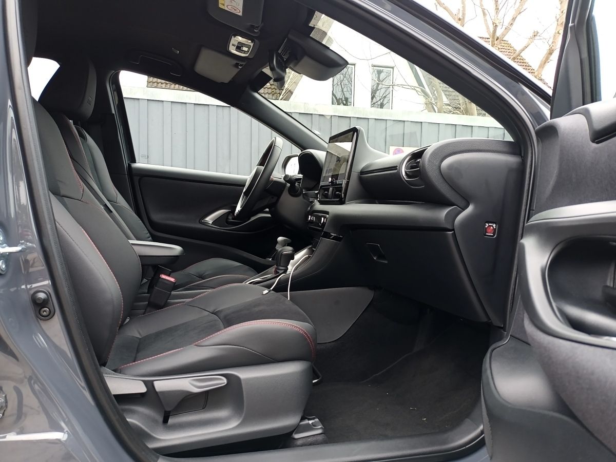Toyota Yaris 1.5 Hybrid GR SPORT*CARPLAY+LED+KLIMA+PDC+