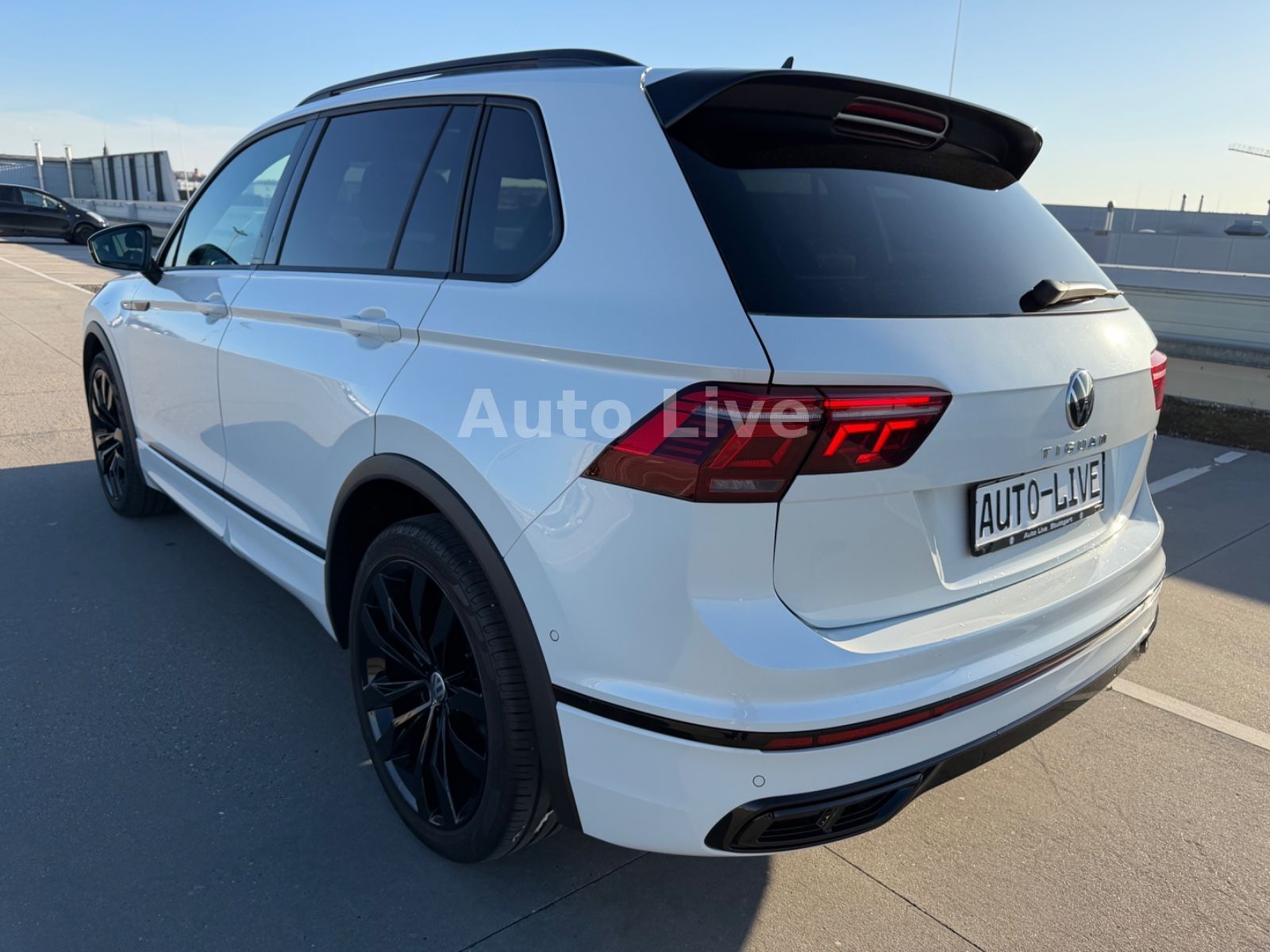 Volkswagen Tiguan 2.0 TDI*4M*DSG*R LINE*PANO*IQ-LED*AHK*VOL