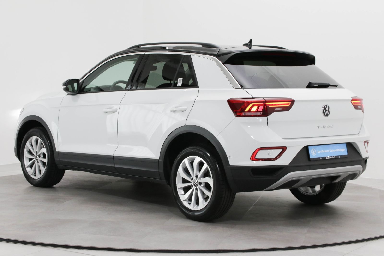 Volkswagen T-ROC 1.5 TSI DSG Life - Samsaru's Car Outlet