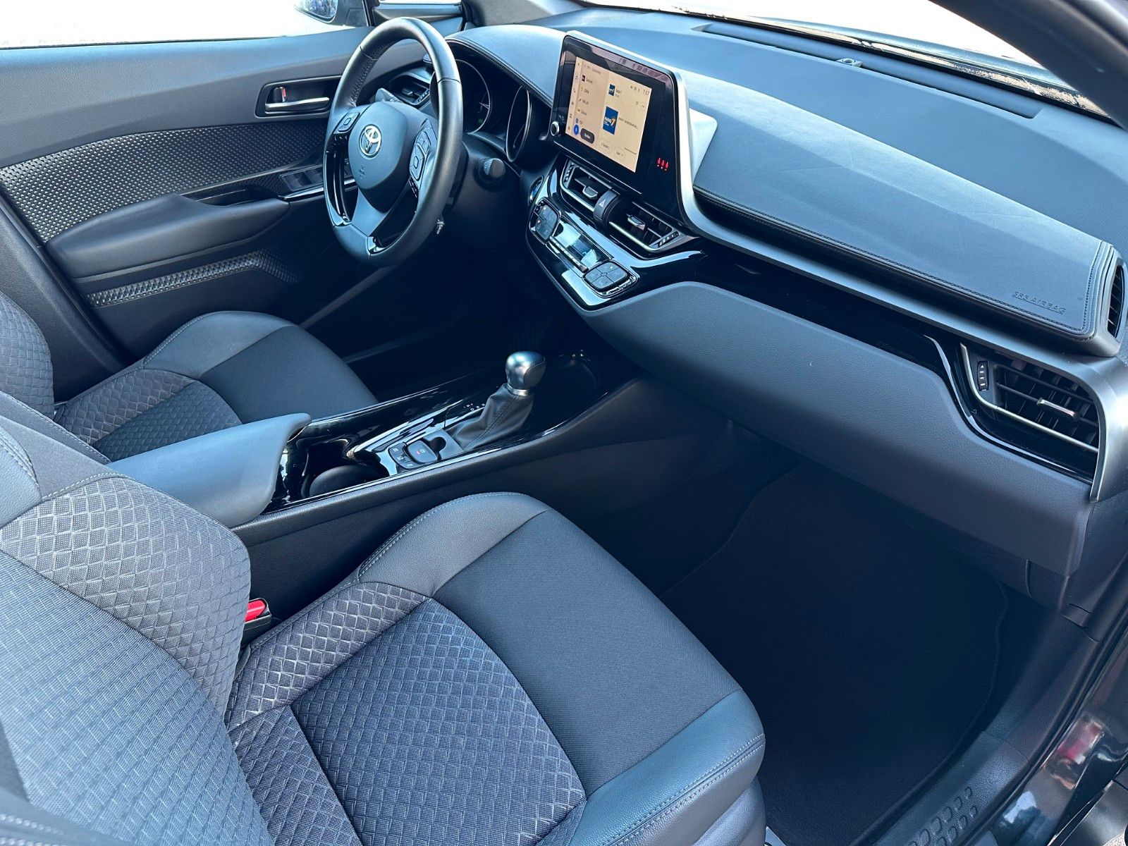 Toyota C-HR 2.0 Hybrid - Samsaru's Car Outlet