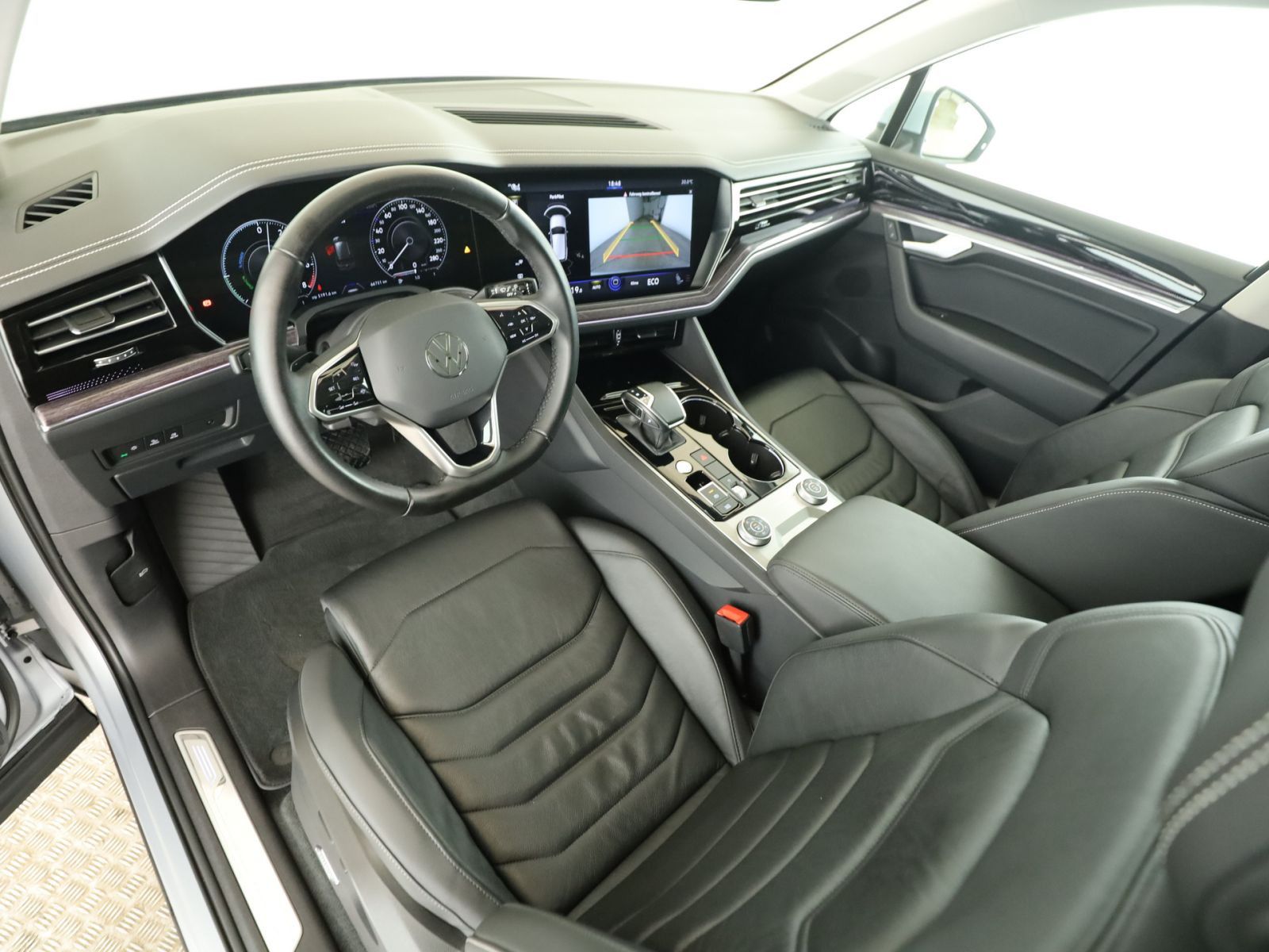 Volkswagen Touareg 3.0 TSIe Elegance 4M - Samsaru's Car Outlet