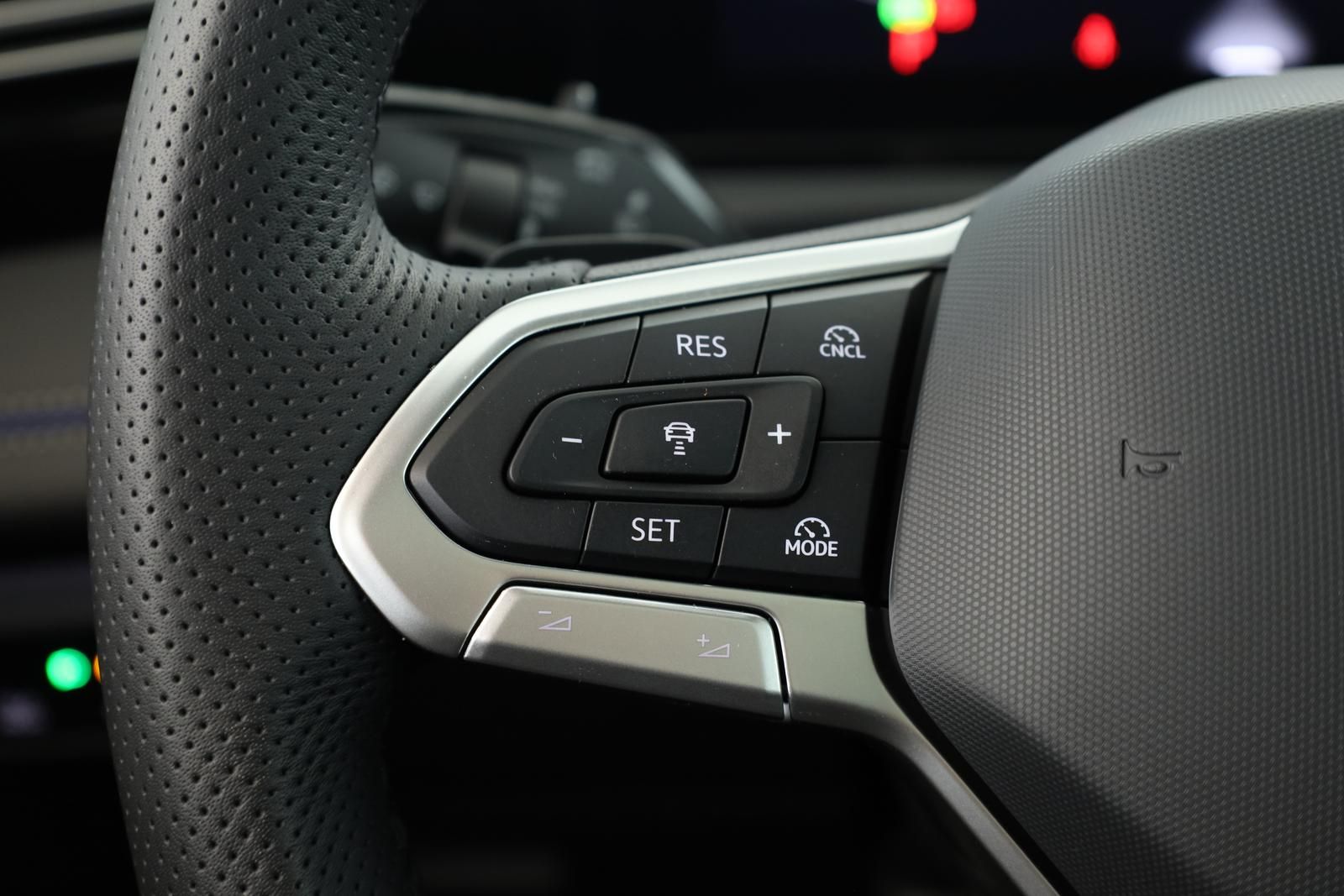 Volkswagen Tiguan 2.0 TDI 4M DSG R-Line Leder Pano Navi 360