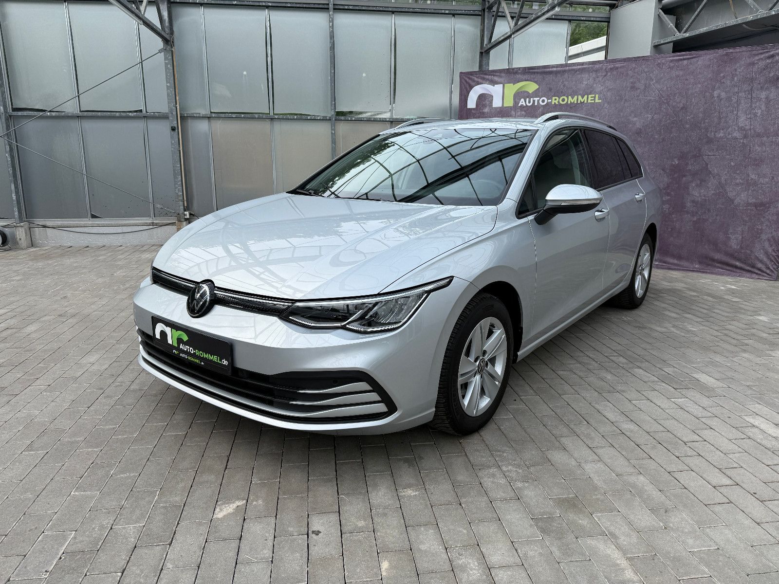Volkswagen Golf VIII Var. TDI DSG Life - Samsaru's Car Outlet