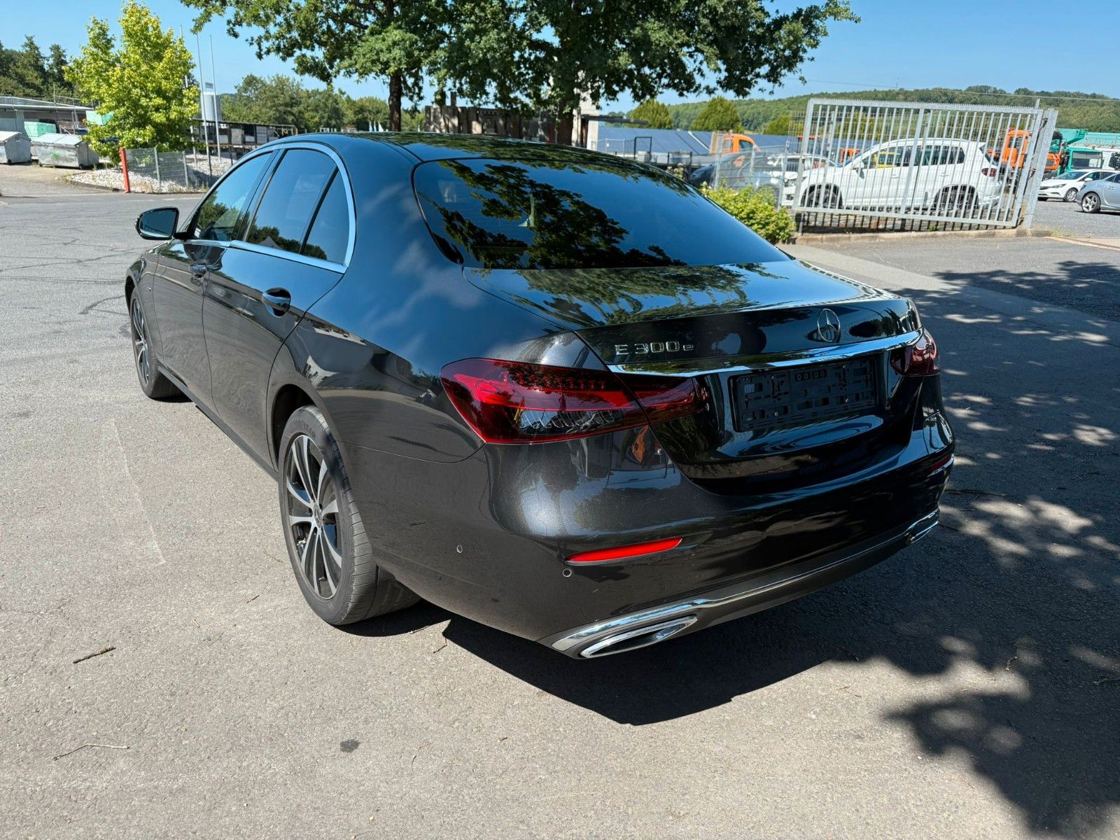 Mercedes-Benz E-Klasse 300E - Samsaru's Car Outlet