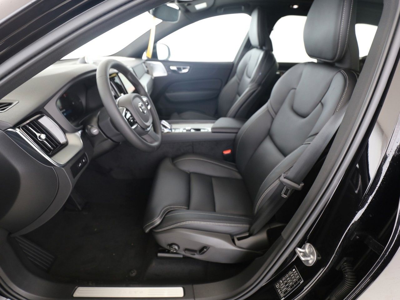 Volvo XC60 Plus Black Edition Plug-In Hybrid - Samsaru's Car Outlet