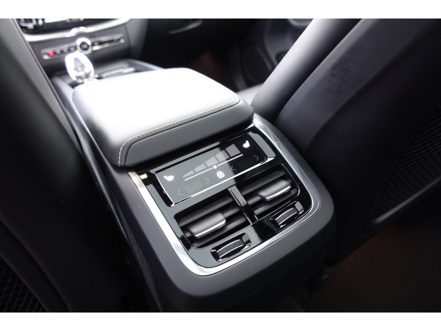 Volvo XC60 B4 D AWD MHEV Ultimate Dark / AHK / Pano /