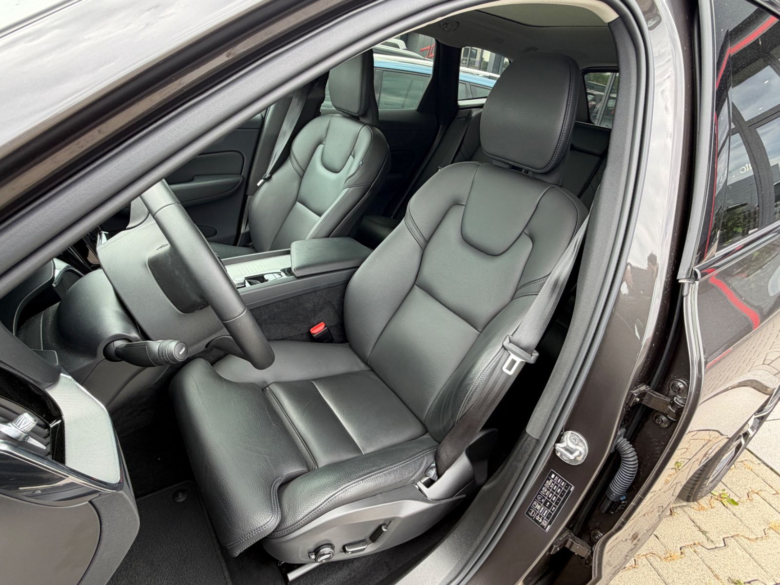 Volvo XC60 T8 Ultimate Dark Recharge HEICO V-Max offen