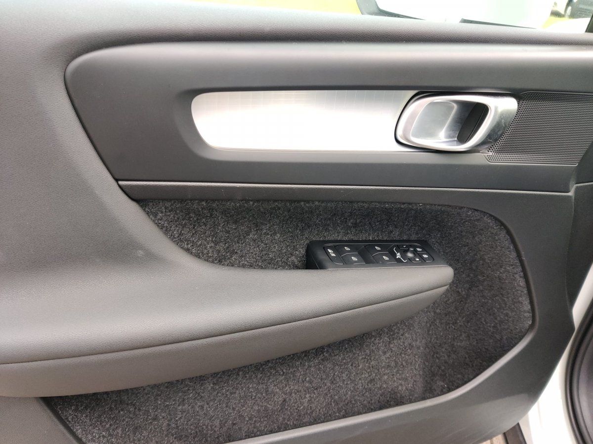 Volvo XC40 B3 Core, 360°-Kamera, Winterräder, LED