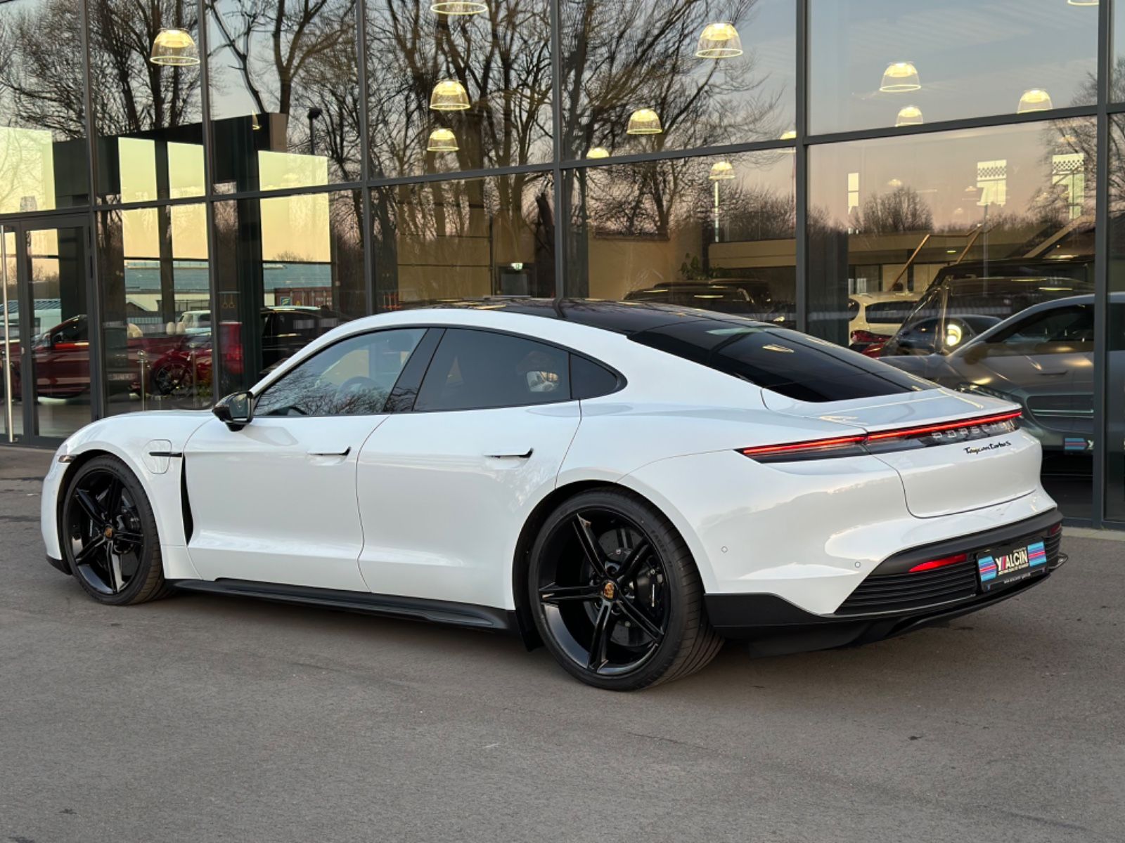 Porsche Taycan Turbo S SportDesign Paket CARBON/NEUWERTI