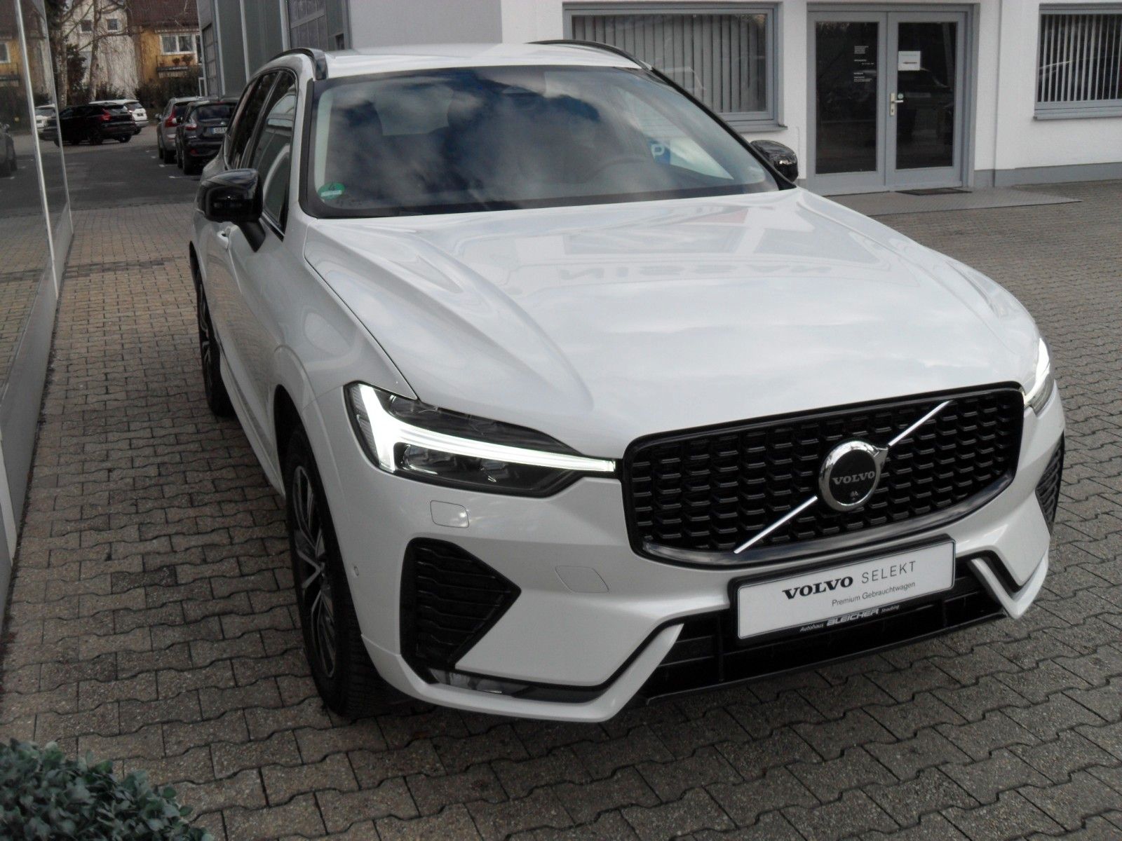 Volvo XC 60 B4 Plus Dark - Samsaru's Car Outlet
