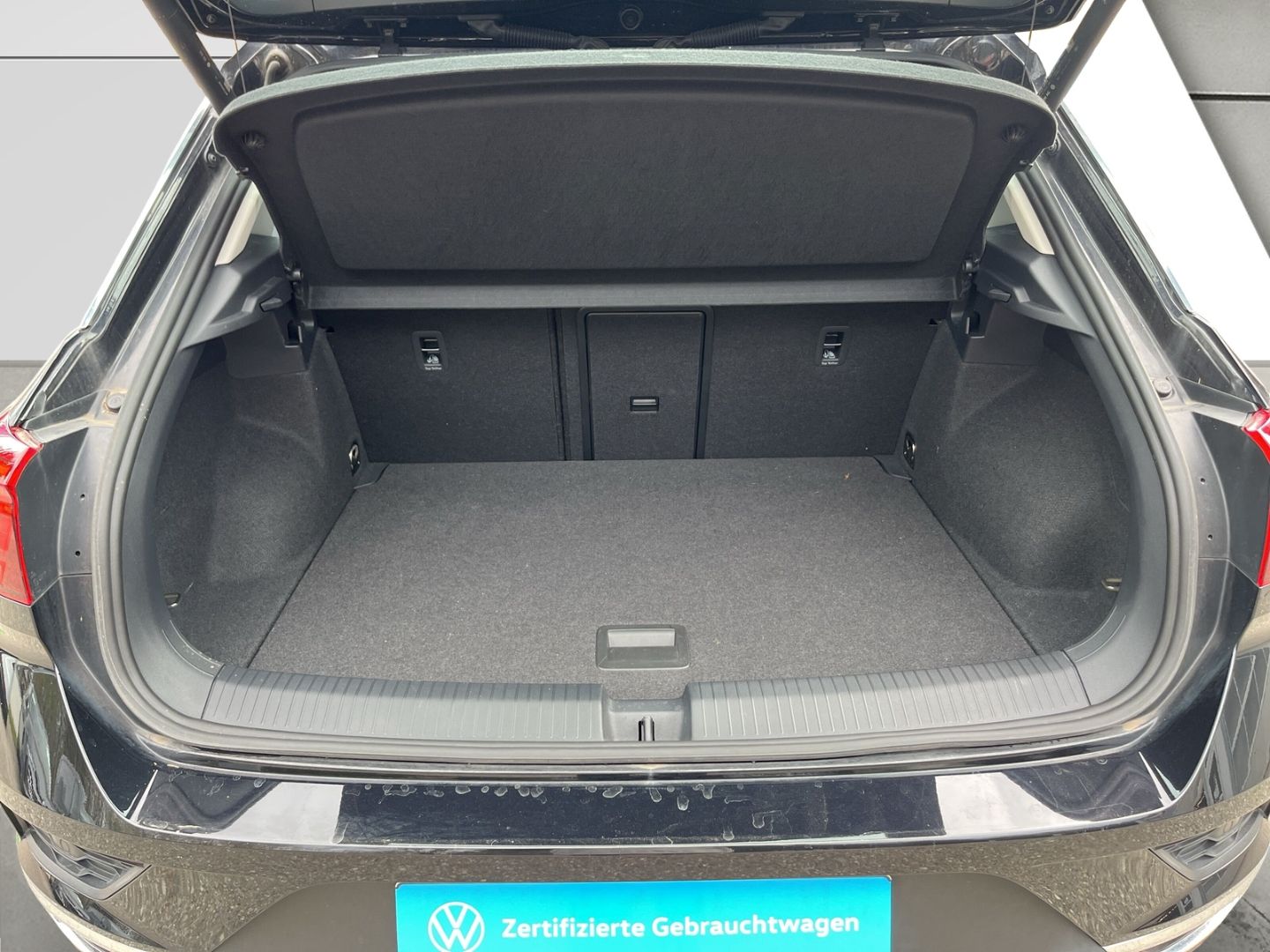 Volkswagen T-Roc 1.5 TSI Sport - Samsaru's Car Outlet