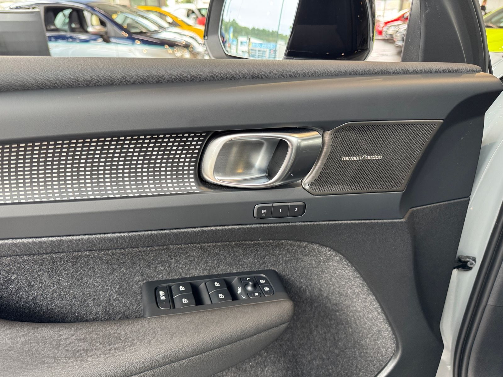 Volvo XC40 Plus Dark 2WD NAVI LED AHK PANO