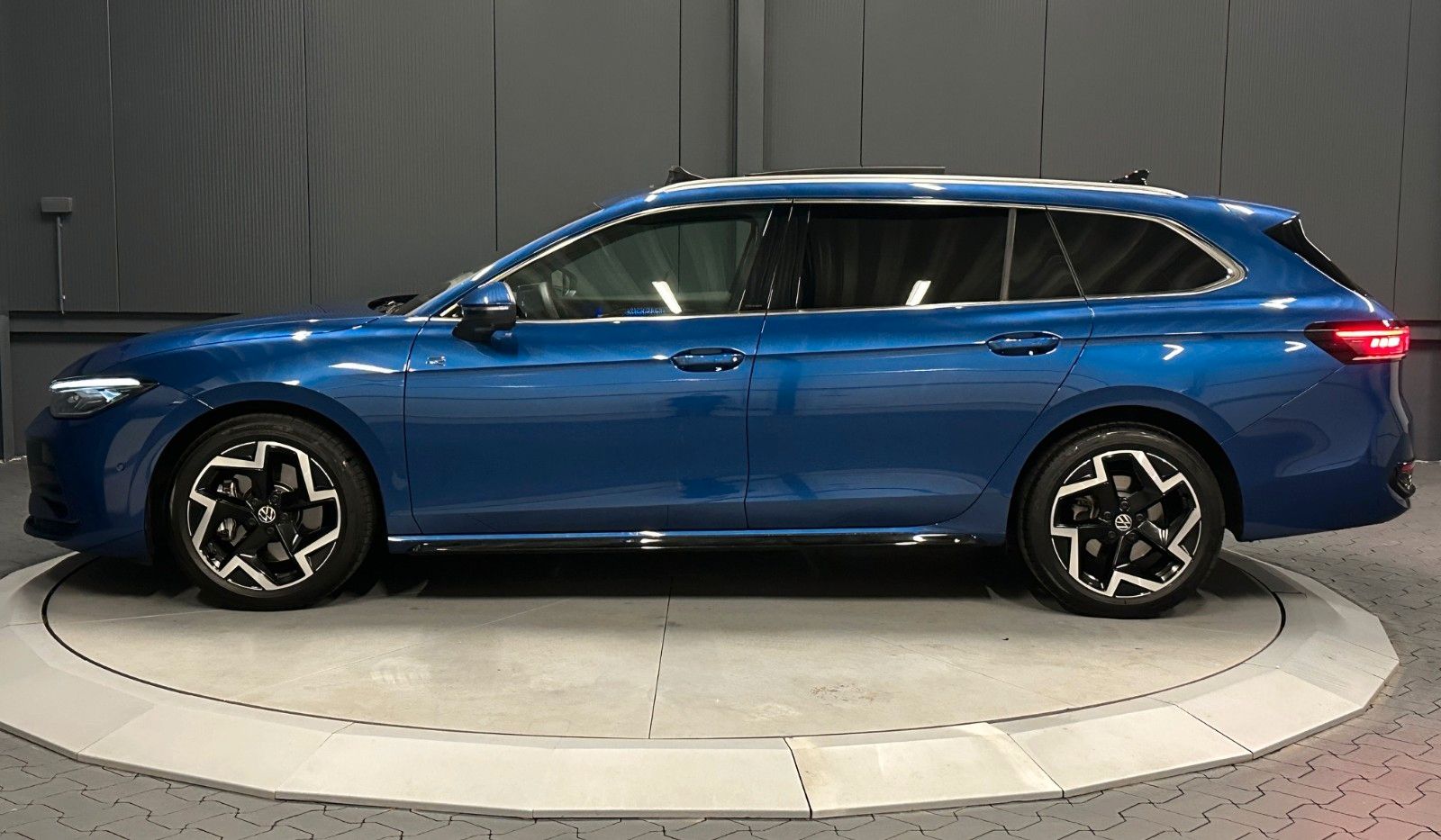 Volkswagen Passat Variant 4Motion R-Line *AHK*PANORAMA*HUD*