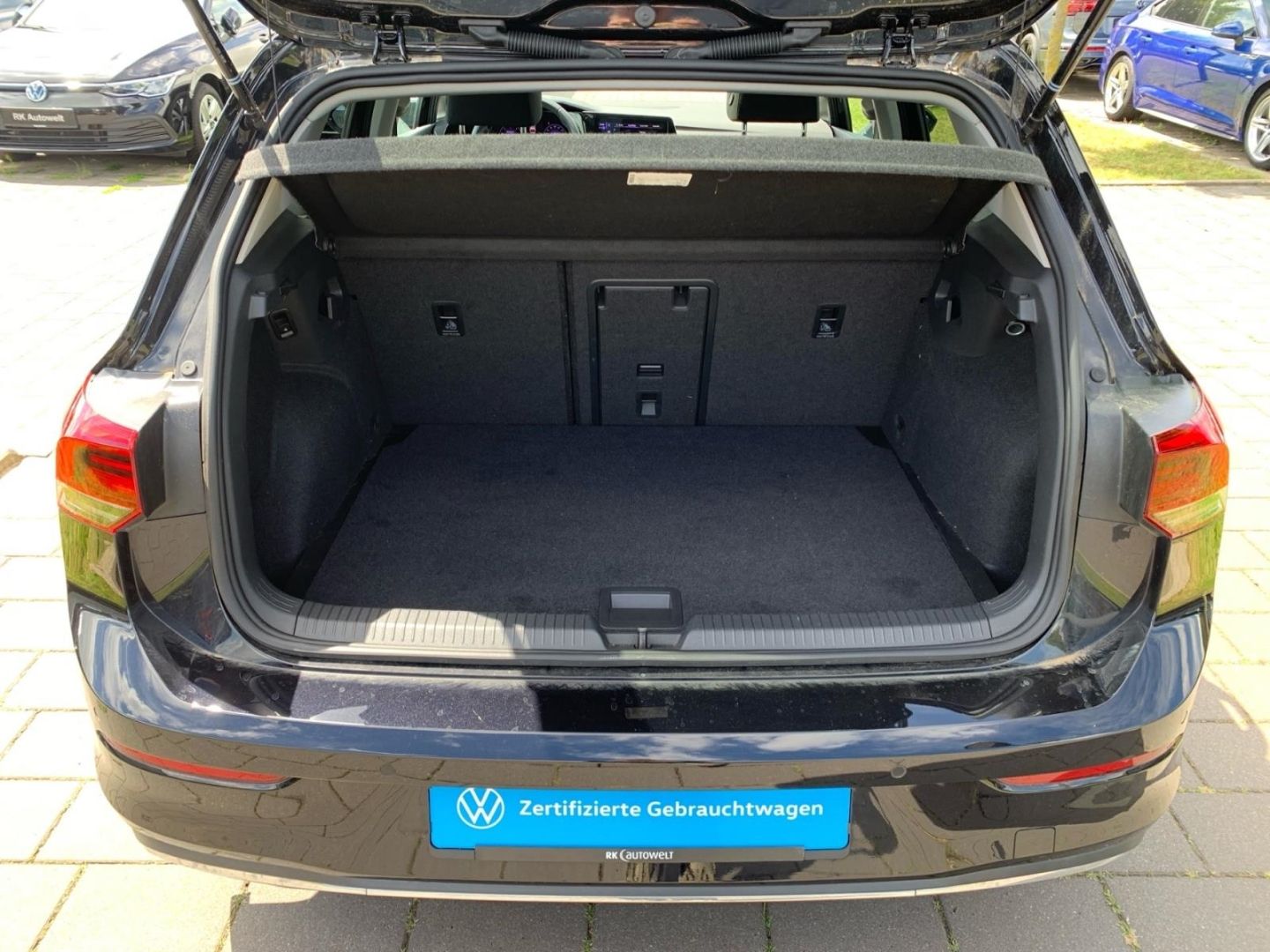 Volkswagen Golf 8 VIII Move 2.0 TDI - Samsaru's Car Outlet