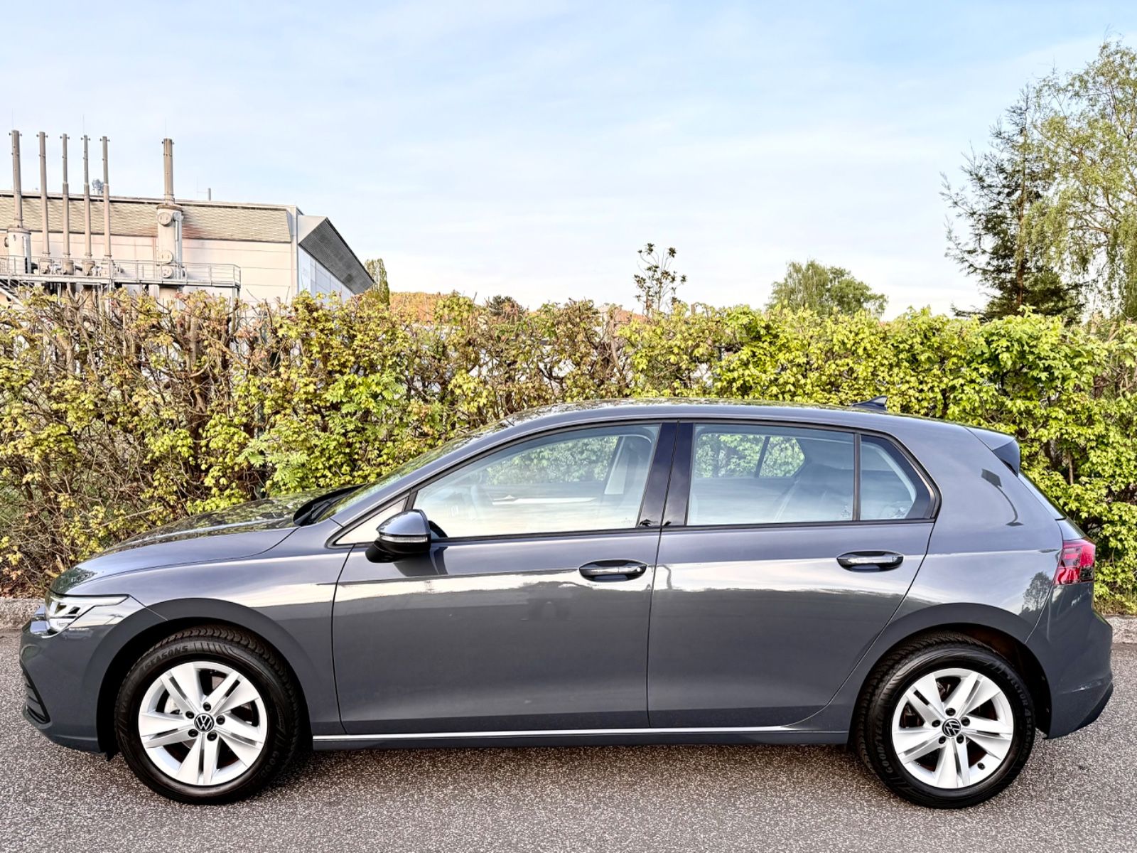 Volkswagen Golf VIII Life Edition - Samsaru's Car Outlet