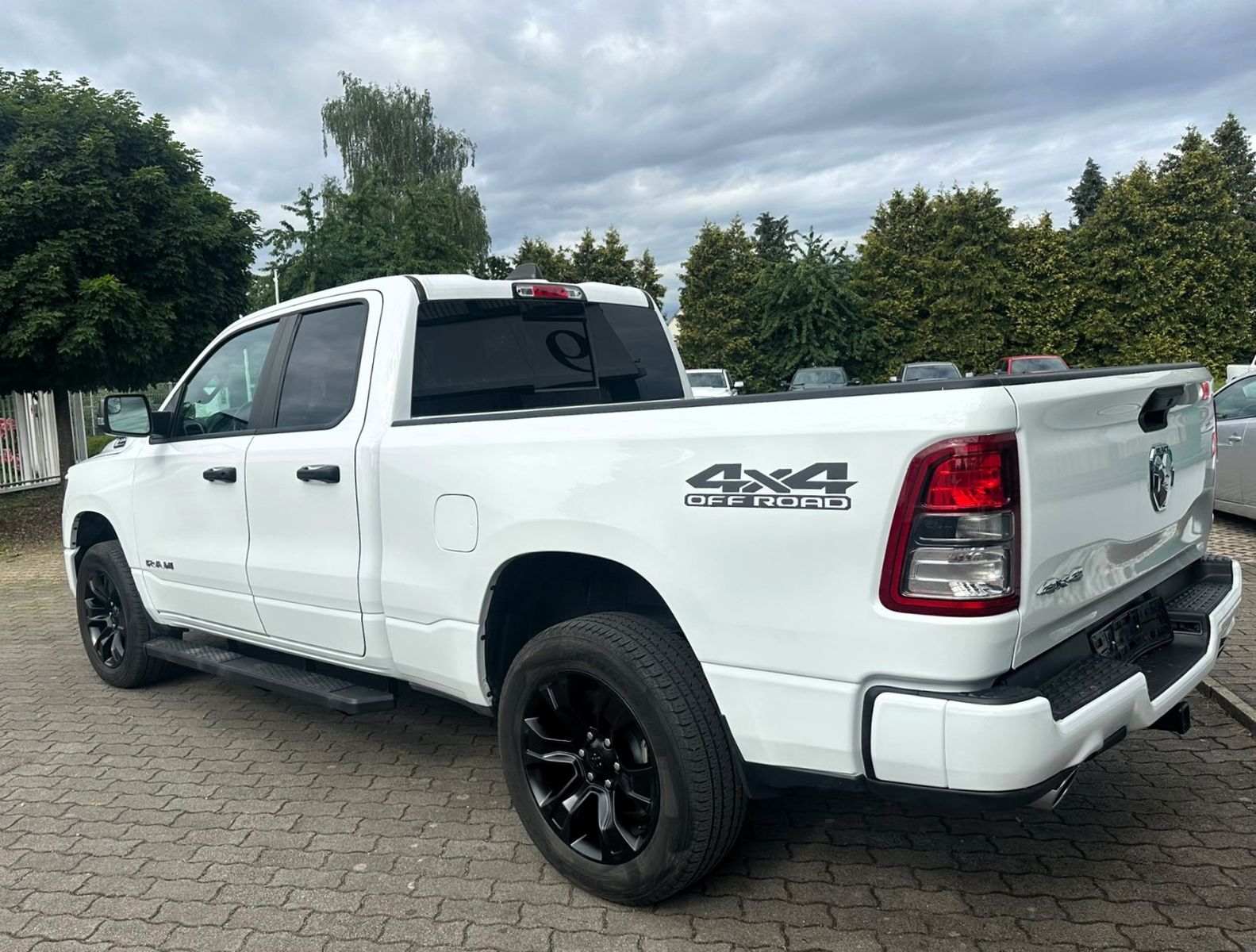Dodge RAM 1500 5.7l 4x4 Quad Cab , Navi-App