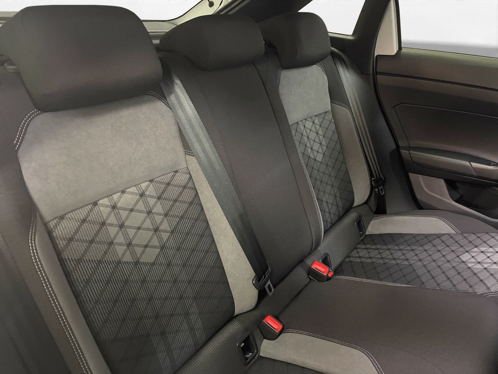 Volkswagen Taigo 1.5 TSI R-Line DSG - Samsaru's Car Outlet