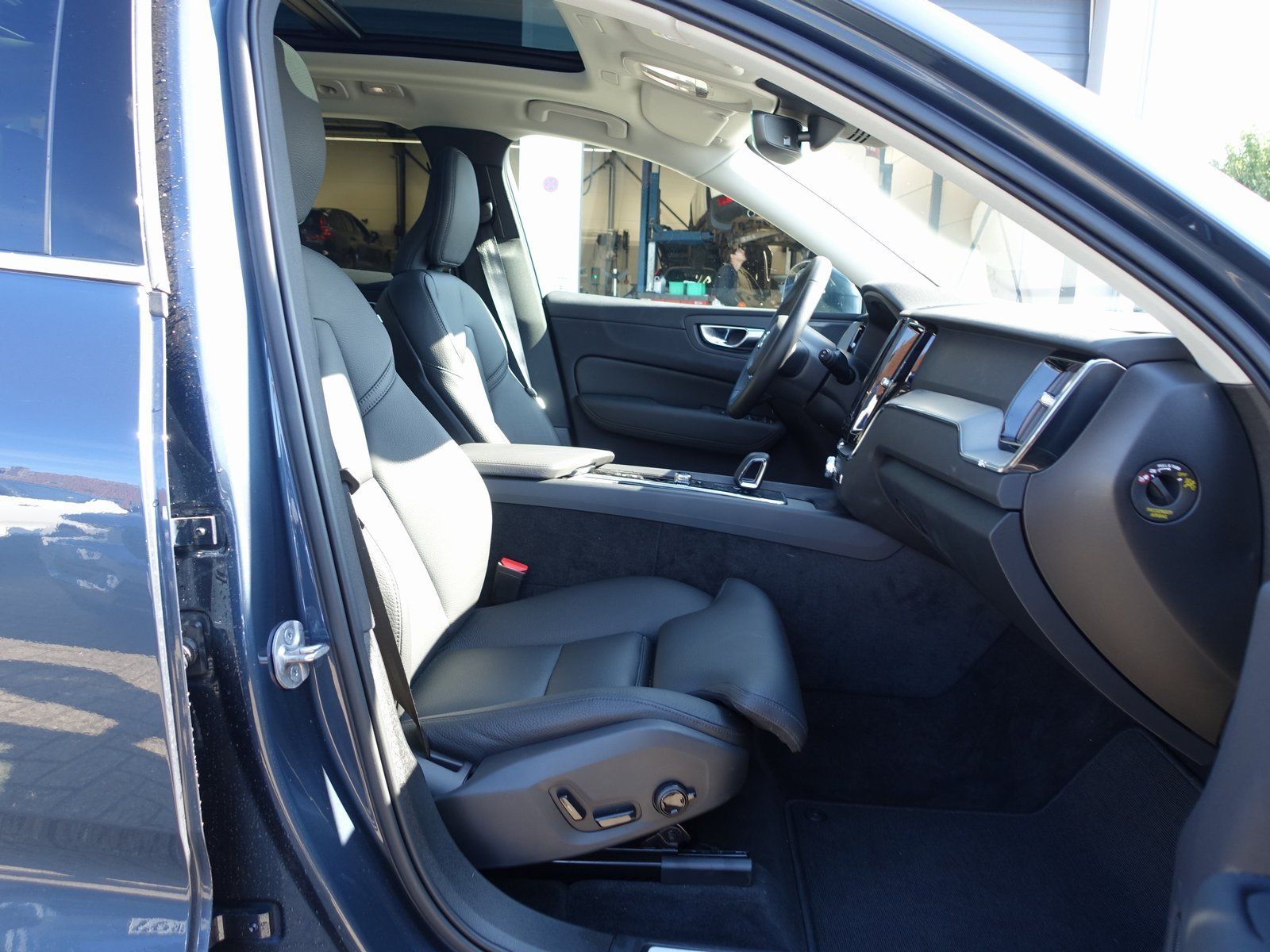 Volvo XC60 T6 AWD Plug-in Hybrid - Samsaru's Car Outlet