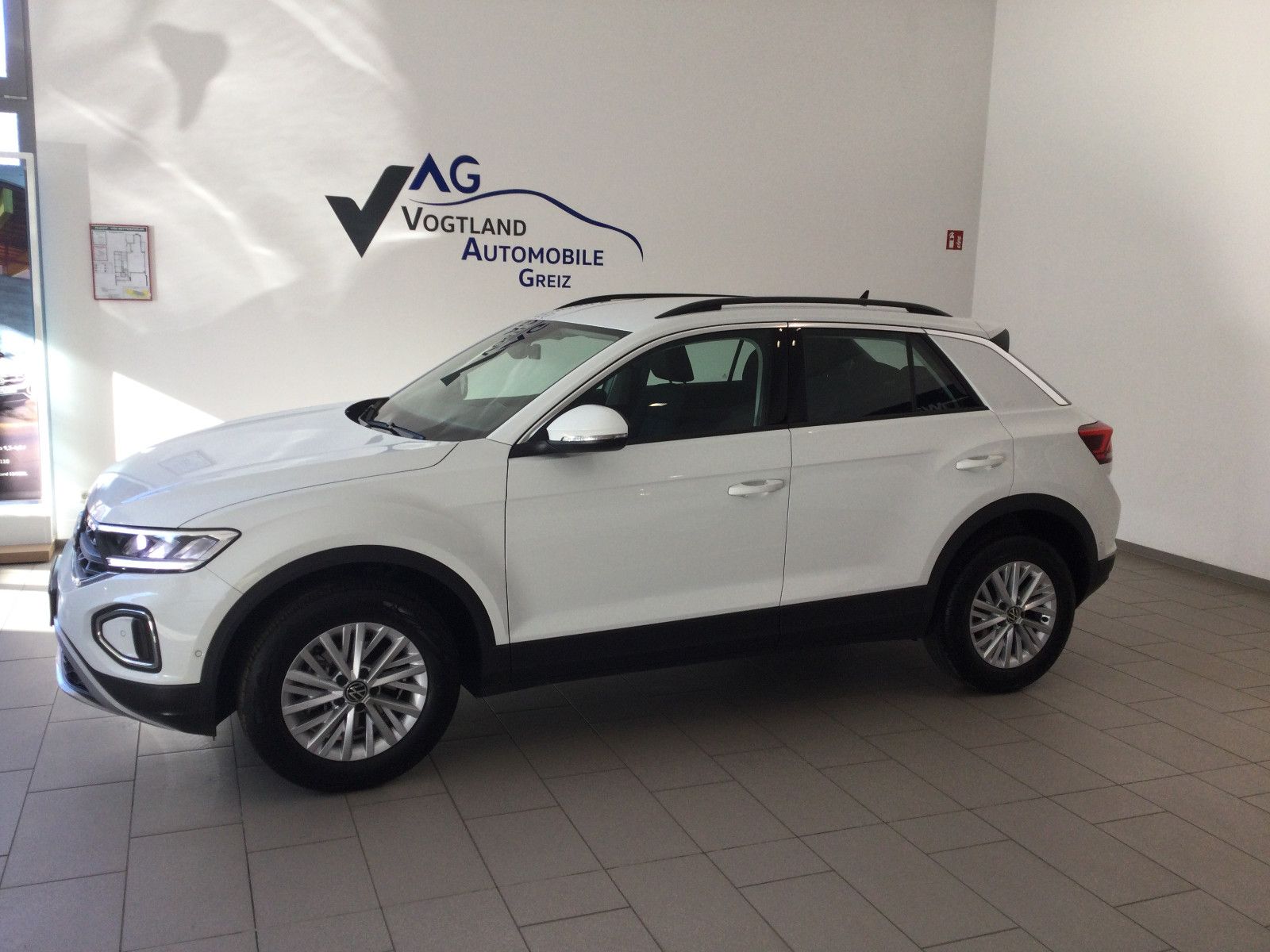 Volkswagen T-Roc Life - Samsaru's Car Outlet
