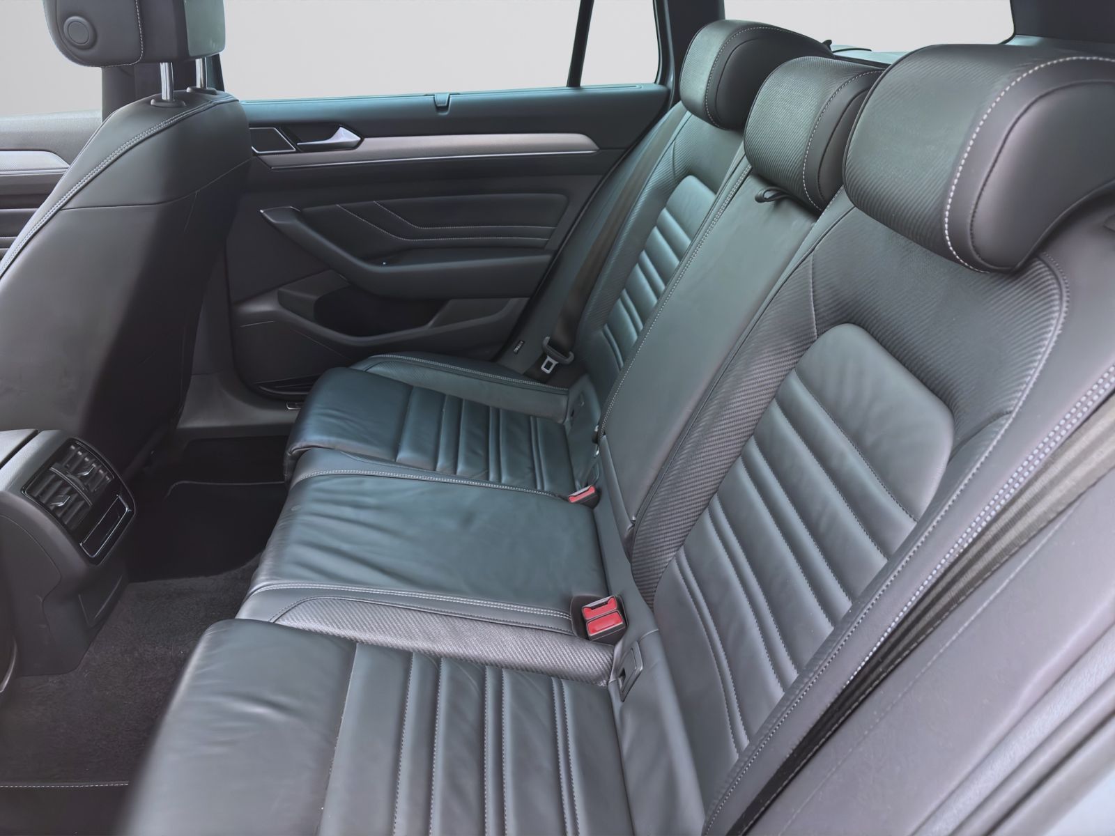 Volkswagen Passat Variant 2.0 TSI DSG 4M R-LINE PANO AHK NA
