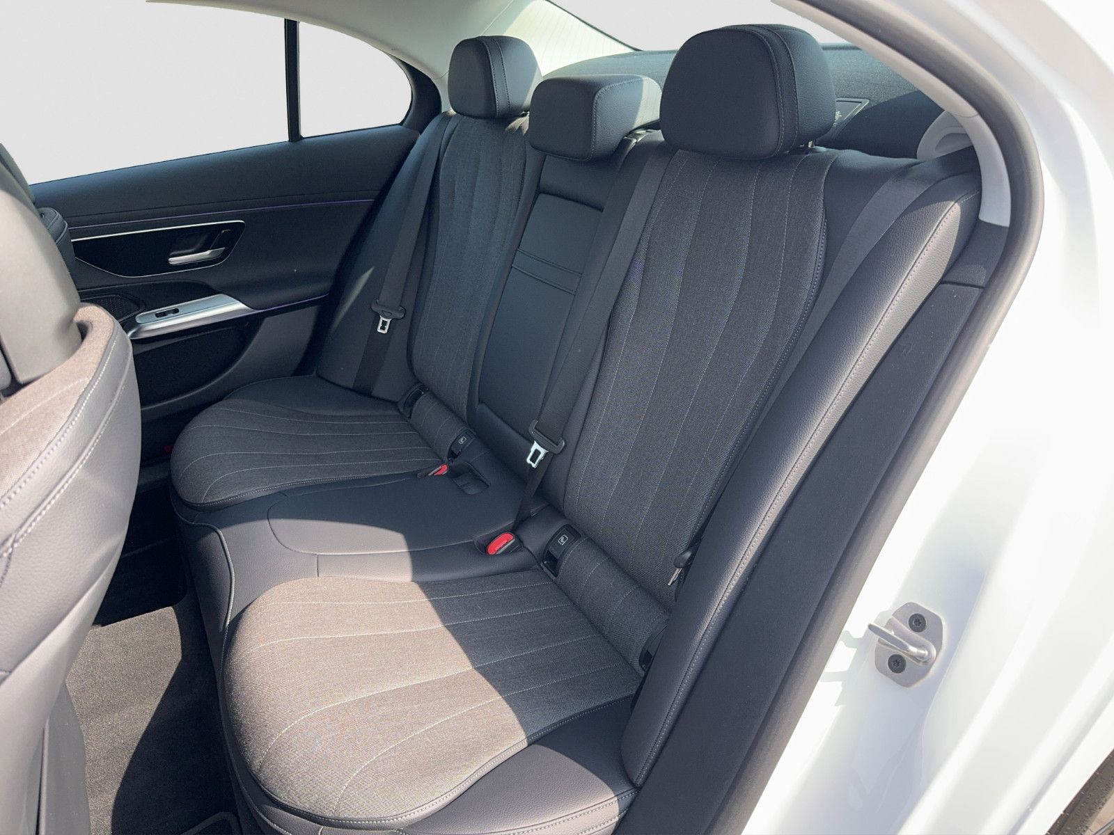 Mercedes-Benz E 220 d Avantgarde - Samsaru's Car Outlet