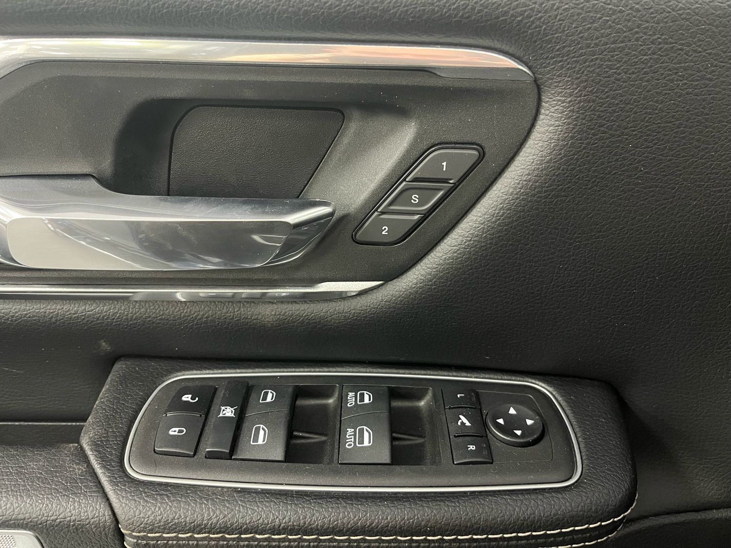 Dodge RAM 5,7l V8 *LARAMIE/12 Zoll Display/LED/AHK/SHZ