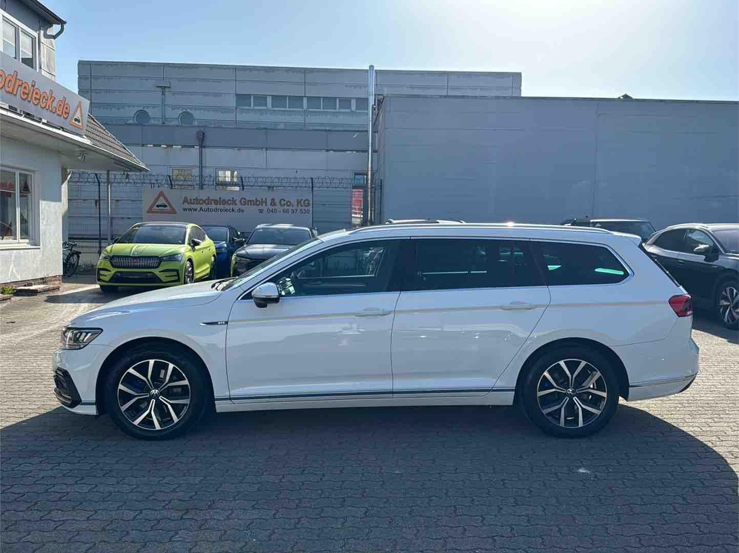 Volkswagen Passat Variant GTE - Samsaru's Car Outlet