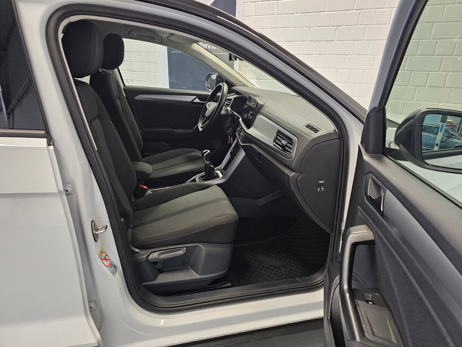 Volkswagen T-Roc 1.5 TSI Life - Samsaru's Car Outlet