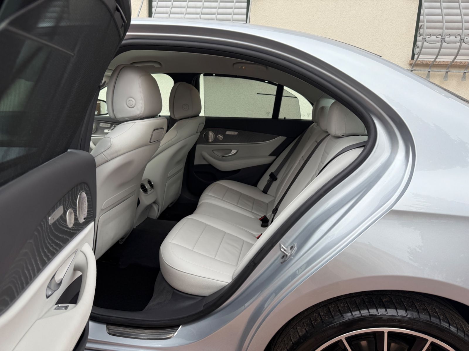 Mercedes-Benz E 400 d 4Matic AMG-LINE - Samsaru's Car Outlet