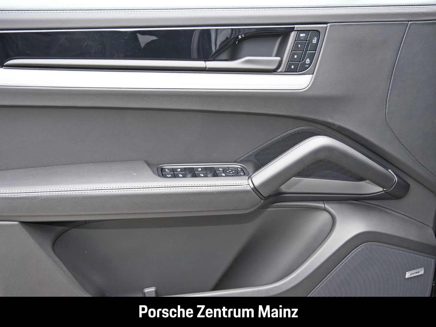 Porsche Cayenne E-Hybrid BOSE,InnoDrive,HDMatrix,Anhänge