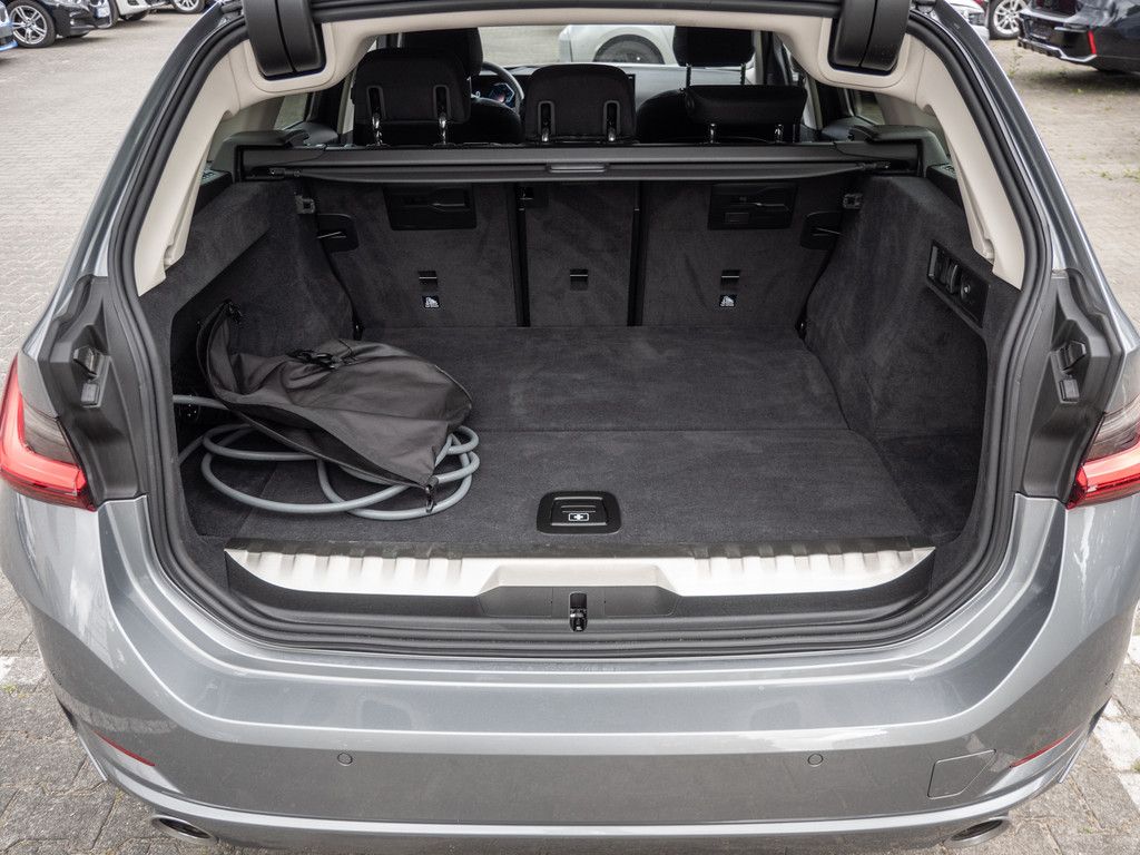 BMW 330e Touring - Samsaru's Car Outlet