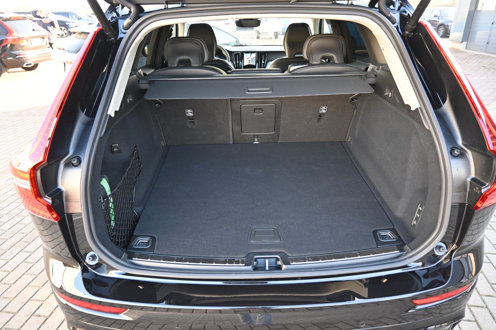 Volvo XC60 B5 AWD Ultra Dark*LUFT*360°*ACC*AHK