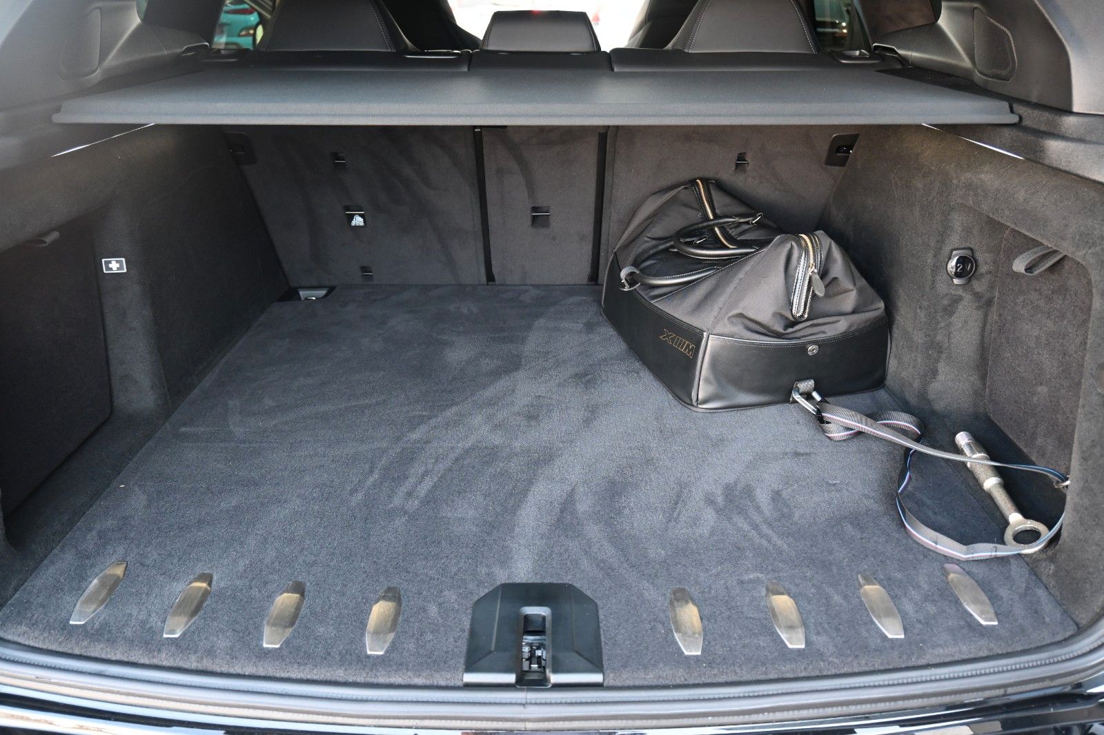 BMW XM*B&W*MASS*LUFT*23"AHK*ACC*NAV*MIETKAUF